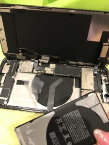 iPhone12の修理中