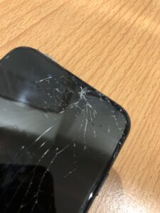 画面交換修理前のiPhoneSE2