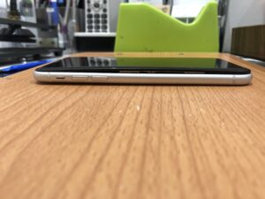 バッテリー膨張により画面が浮いてきたiPhone11