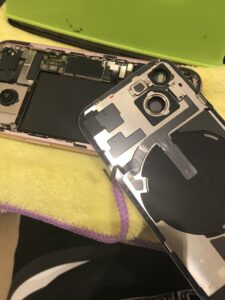 iPhone15の修理中