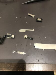 iPhoneSE3の修理中