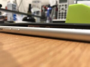 バッテリー膨張により画面が浮いてきたiPhone11
