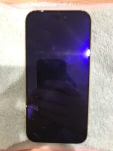 修理前のiPhone15の状態
