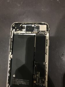 iPhoneSE3の修理中