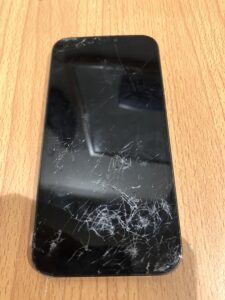 画面交換修理前のiPhone12Pro