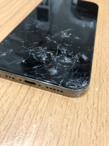 画面交換修理前のiPhone12Pro