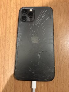 背面ガラス割れのiPhone12Pro