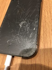 背面ガラス割れのiPhone12Pro