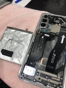 GalaxyS21の修理中