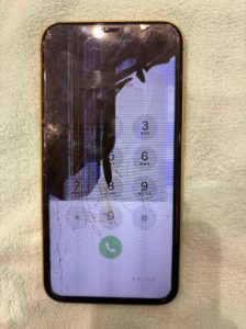 修理前のiPhone11の状態