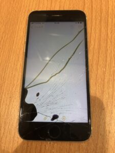 画面交換修理前のiPhoneSE2