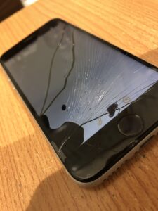 画面交換修理前のiPhoneSE2