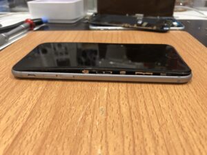 バッテリーが膨らみ画面が浮いてきたiPhone