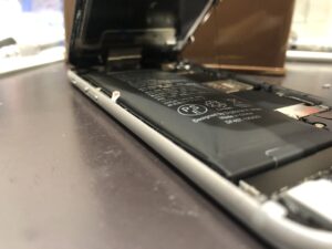 バッテリーが膨らみ画面が浮いてきたiPhone