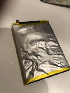 バッテリー交換修理後の廃棄バッテリー