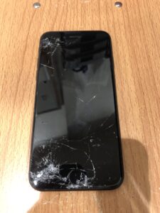 画面交換修理前のiPhoneSE2