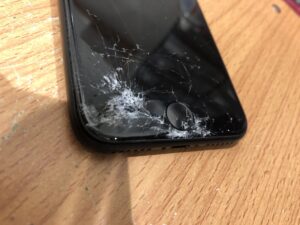 画面交換修理前のiPhoneSE第3世代の状態