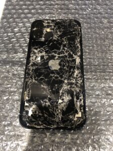 背面割れのiPhone