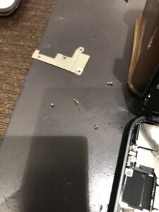 iPhoneSE2の修理中