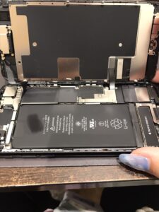 iPhoneSE2の修理中