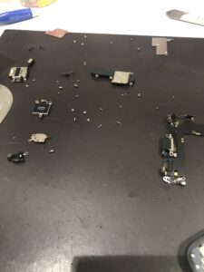 iPhone13の修理中