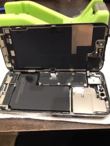 iPhone14Proの修理中