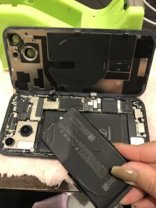 iPhone15の修理中