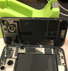 iPhone15の修理中