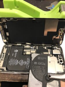 iPhone14Proの修理中