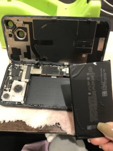 iPhone15の修理中