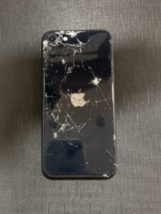 iPhoneSE3　背面割れ