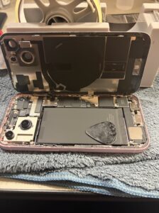 iPhone15のバッテリー交換作業中