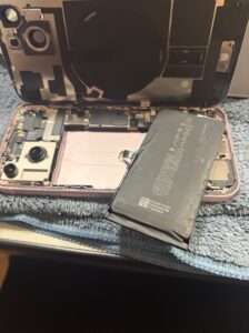 iPhone15のバッテリー交換作業中