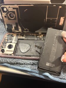 iPhone15のバッテリー交換作業中