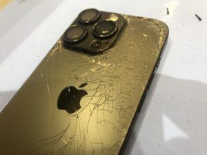 iPhone　背面割れ　枚方