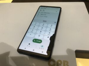 画面液晶が黒く変色してしまったXperiaの修理前状態