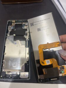 Xperia８の修理中