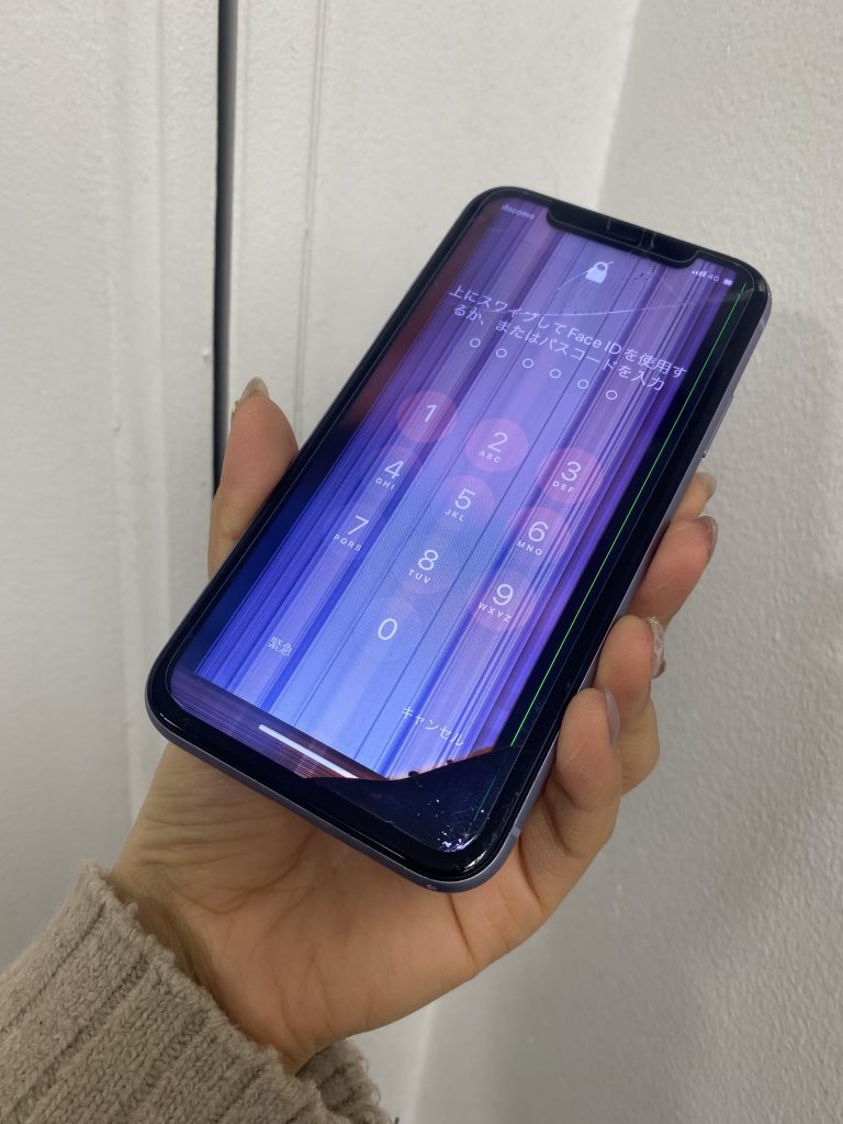 iPhone11の画面に縦線と黒いシミが！その日のうちに直せます！