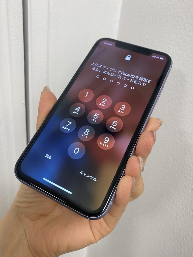 iPhone11の画面に縦線と黒いシミが！その日のうちに直せます！