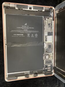 iPad 充電不可 修理の内部作業