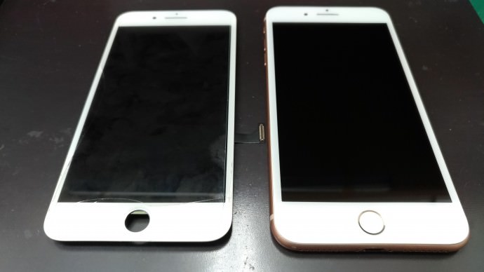 急に画面の色が薄くなって操作不可のiPhone 8Plus、画面交換で修理OK！