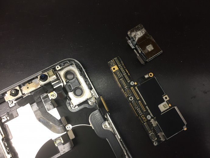 お風呂で水に落としたiPhone Xが起動せず、水没復旧修理でデータを諦めずに済むことも