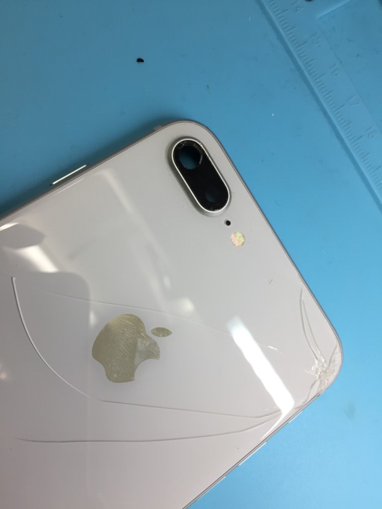 iPhone 8 Plus カメラガラス割れ交換修理