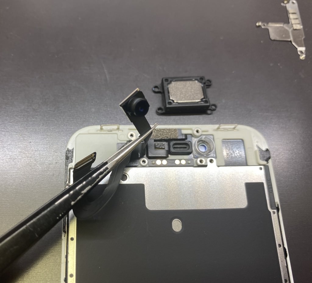 iPhone 8 イヤースピーカー リアスピーカー 音が鳴らない　相手の声が聞こえない