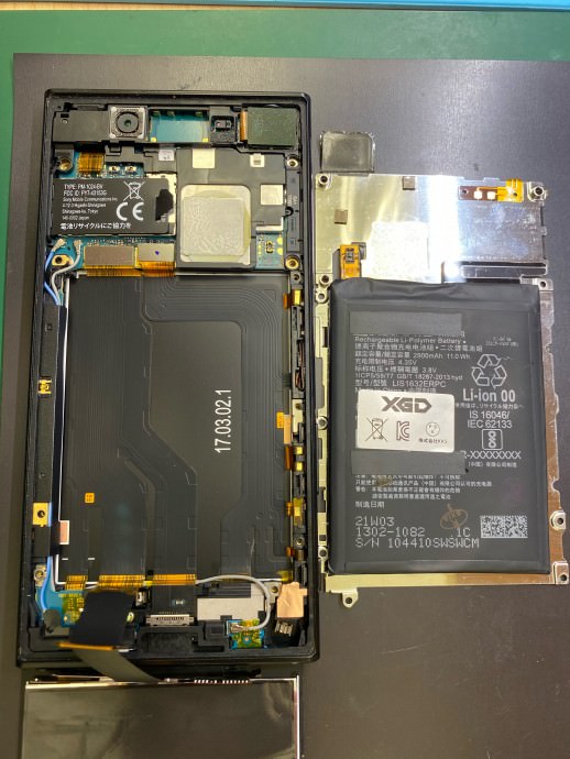 Xperia XZ(SOV34) バッテリー膨張　バッテリー交換修理