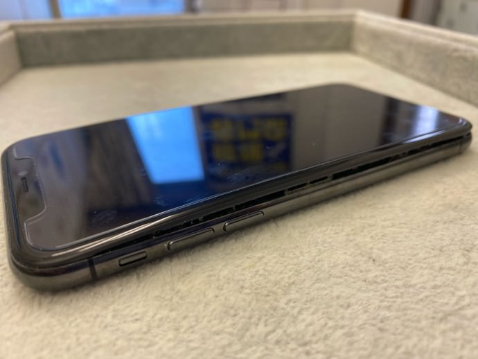 充電が3時間持たないiPhone X、バッテリーが膨張していた！データそのままでバッテリー交換可能◎