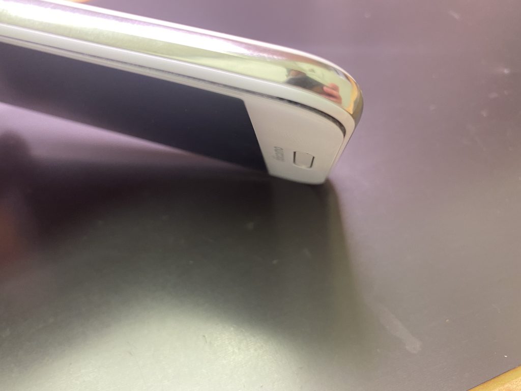 AQUOS Rの画面浮き