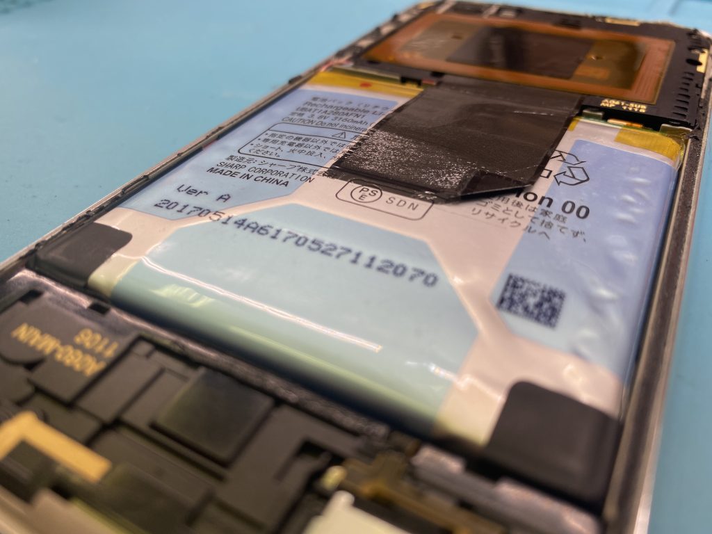 AQUOS Rの膨張バッテリー