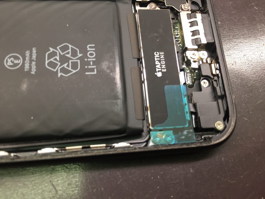 iPhone7内に取り残されたゴミの写真