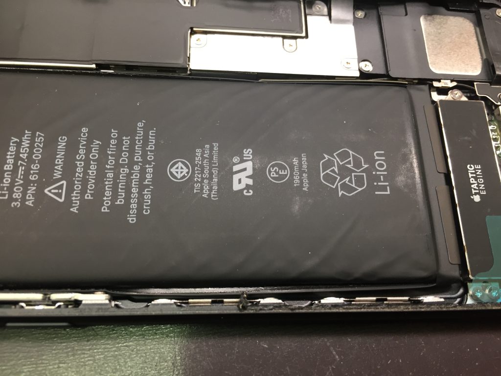 バッテリー膨張の前兆である皮膜シワの写真